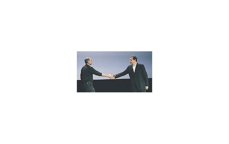 Steve Jobs(der.), fundadorde Apple y dePixar, se da lamano conRobert Iger,CEO de WaltDisney Corp.Megaoperaciónen el mundodel cineanimado porcomputación.