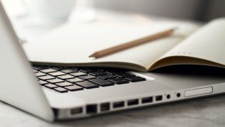 En la actualidad, las computadoras se volvieron herramientas indispensables para estudiar.
