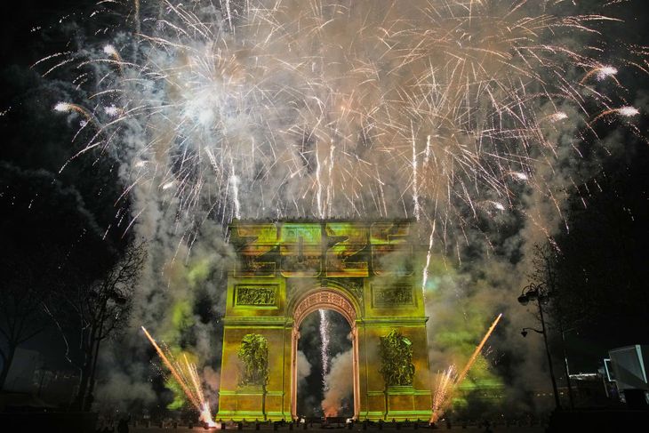 El Año Nuevo en el Arco del Triunfo, en París. El Año Nuevo en el Arco del Triunfo, en París.