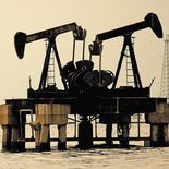 Operadores siguen de cerca los riesgos de suministro de petróleo en medio del clima geopolítico tenso. Operadores siguen de cerca los riesgos de suministro de petróleo en medio del clima geopolítico tenso.