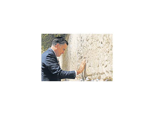 En una buscada fotografía, Mitt Romney oró ante el Muro de los Lamentos. Dada la paridad que registran los sondeos con Barack Obama, el apoyo de electores judíos podría desbalancear la elección.