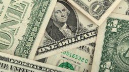 Por la compra de dólar ahorro y el pago con tarjeta en moneda extranjera se cobra adelanto de Ganancias y Bienes personales.