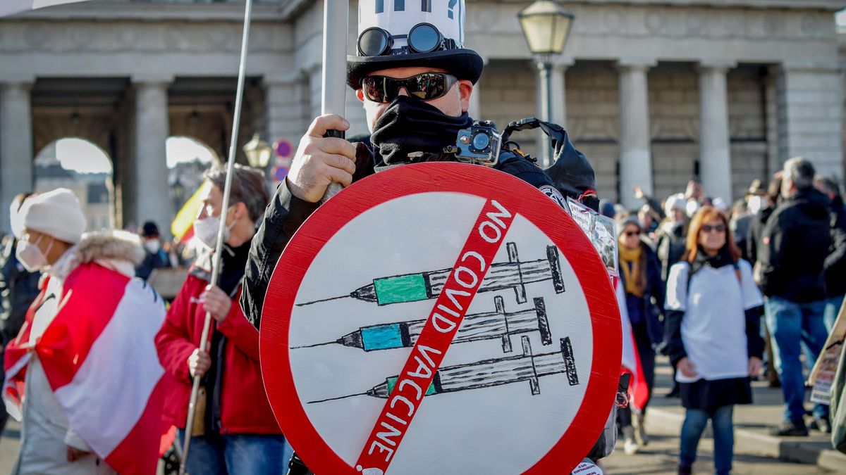 Germany effectively confines the unvaccinated