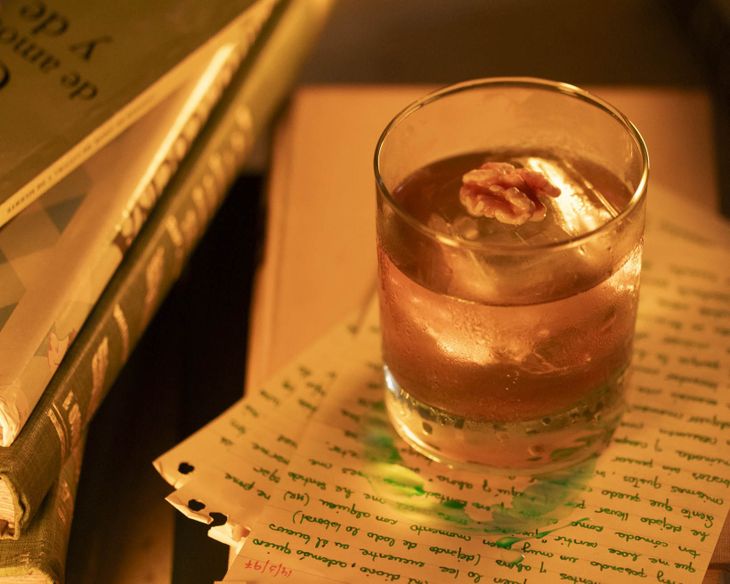 La coctelería temática y la atmósfera misteriosa hacen de este bar una experiencia única.  