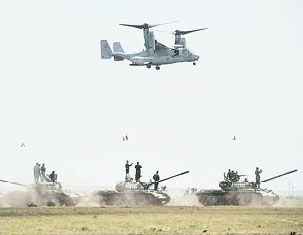 Helicópteros estadounidenses y tanques rumanos, durante un reciente ejercicio militar de la OTAN en Europa del Este. Las recientes acciones agresivas de Rusia en Ucrania recrean el clima de la Guerra Fría.