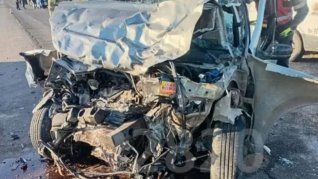 Así quedó uno de los vehículos involucrados en el choque Así quedó uno de los vehículos involucrados en el choque