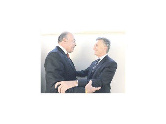 El CEO de Cola-Cola, Muhtar Kent, y  Macri ayer en Davos. Hablaron de los proyectos de la empresa para los próximos cuatro años.
