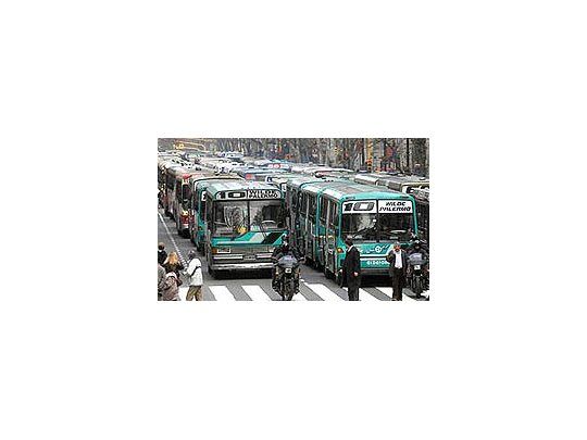 Cientos de colectivos congelaron el microcentro en la marcha más problemática del año