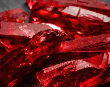 Un inusual rubí en bruto es expuesto en Dubái para su subasta