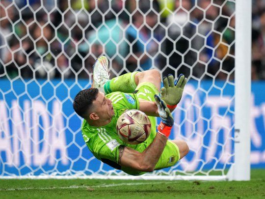 Heroe. Emiliano Martínez reconoció haber jugado lesionado en el Mundial Qatar 2022. 