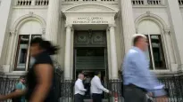 el gobierno realiza un nuevo pago al fmi y negocia prestamos con bancos