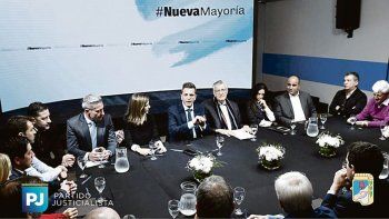 compañeros. Nardini, Menéndez, Arcioni, Massa, Gioja y Manzur anunciaron ayer acuerdo en el peronismo.