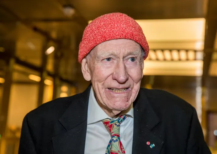 El magnate europeo siempre vestía su característico gorro rojo. El magnate europeo siempre vestía su característico gorro rojo.