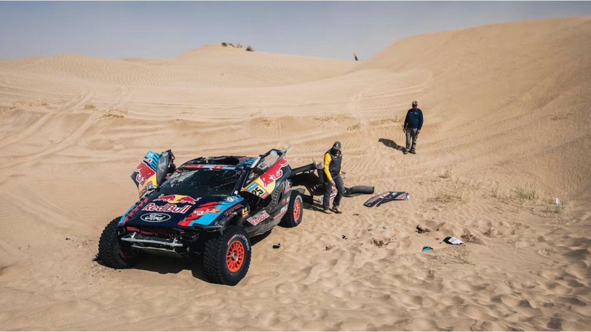 Dakar Rally 2025: the spectacular rollover suffered by Carlos Sainz in his Ford Raptor