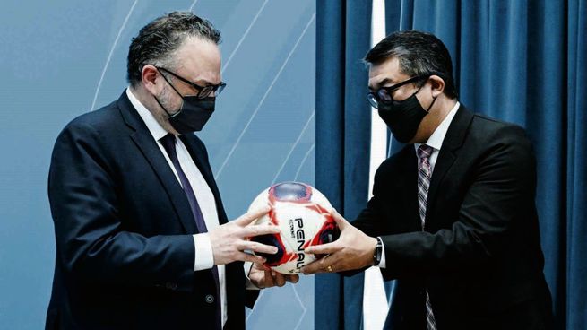 Acto. El ministro Kulfas (izq) y el empresario Emerson Shiromaru.