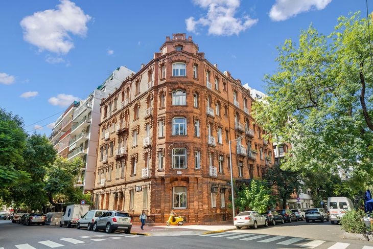 Vivir frente a La Colorada en la esquina de Cabello y República Árabe Siria (ex Malabia) es como estar en algún rincón de Londres, pero en Palermo Vivir frente a La Colorada en la esquina de Cabello y República Árabe Siria (ex Malabia) es como estar en algún rincón de Londres, pero en Palermo