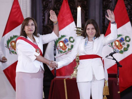 Sandra Belaúnde con Dina Boluarte en su asunción.&nbsp;