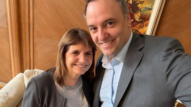 Patricia Bullrich y Manuel Adorni, dos de los miembros del Gabinete que celebraron el acuerdo.