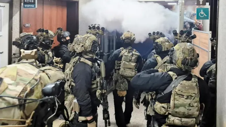 El personal del Congreso Coreano, tratando de frenar el ingreso de las tropas del presidente Yun. El personal del Congreso Coreano, tratando de frenar el ingreso de las tropas del presidente Yun.