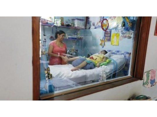 En junio pasado en Catamarca, al hijo de 5 años de Andrea Castillo González le cortaron el suministro de luz por una deuda. Le facturan hasta $ 1.500 por mes. El titular de la compañía de energía le dijo que hasta que no haya un Registro de electrodependientes figurará como usuario común. (Foto: gentileza El Ancasti)