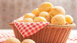 Celebración redonda: chipás clásicos y rellenos se multiplican en panaderías y restaurantes por el Día del Chipá.