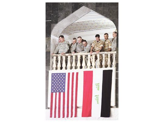 Las banderas norteamericana e iraquí, desplegadas ayer en la ceremonia de cambio de mando en Bagdad. A la cita asistió el vicepresidente de EE.UU., Joseph Biden. Permanecen unos 50.000 hombres del Pentágono en el país árabe.