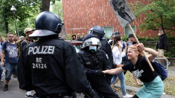 choques en berlin entre la policia y manifestantes antirrestricciones