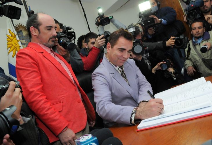 La ley de matrimonio igualitario permitió a las parejas del mismo sexo casarse en Uruguay. La ley de matrimonio igualitario permitió a las parejas del mismo sexo casarse en Uruguay.