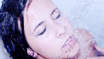 Estar bajo el chorro de agua, relajados, estimula nuestro cerebro, seg&uacute;n la ciencia.&nbsp;