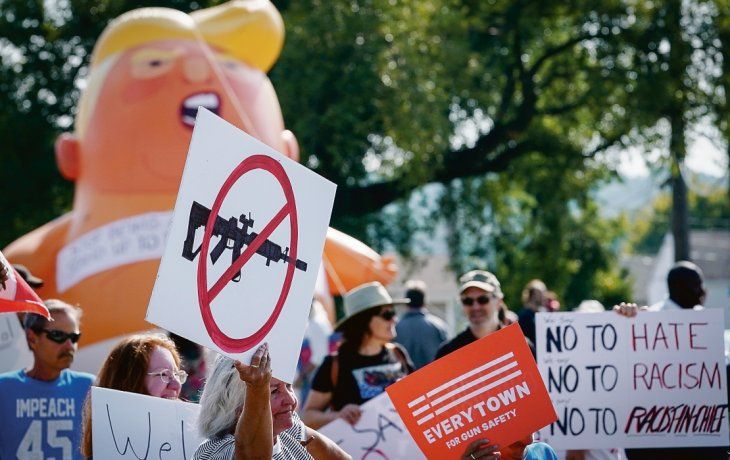 Visitante no deseado. Donald Trump fue recibido ayer con protestas en Dayton (Ohio) y en El Paso (Texas), donde visitó a sobrevivientes de las matanzas que tuvieron lugar en esas ciudades durante el fin de semana y que dejaron como saldo 31 muertes,&nbsp; en medio de acusaciones de que su retórica promueve la violencia racial y la xenofobia.&nbsp;