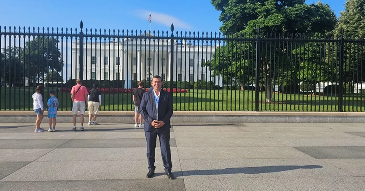 Fernando Banderet, frente a la Casa Blanca.