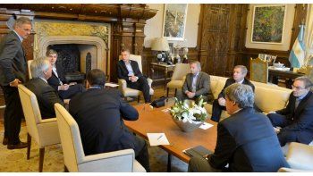 En declaraciones en el Patio de las Palmeras de la Casa de Gobierno, Laspina explicó que hay una mesa redonda representando a integrantes de distintos sectores, a la que se espera se sume la Iglesia Católica, que ha propiciado este diálogo social.