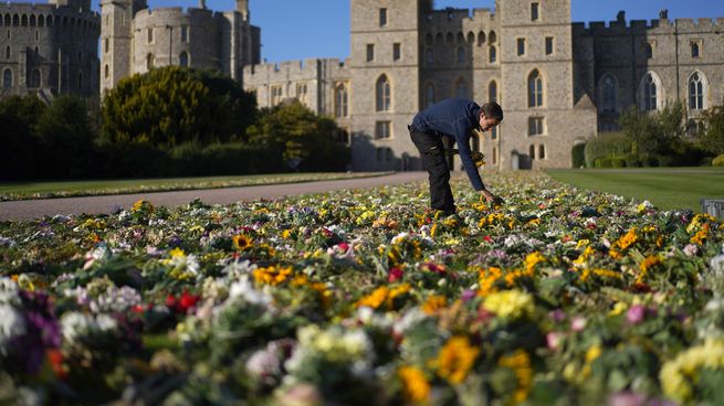Miles de flores se depositaron en Cambridge Drive en el Castillo de Windsor.