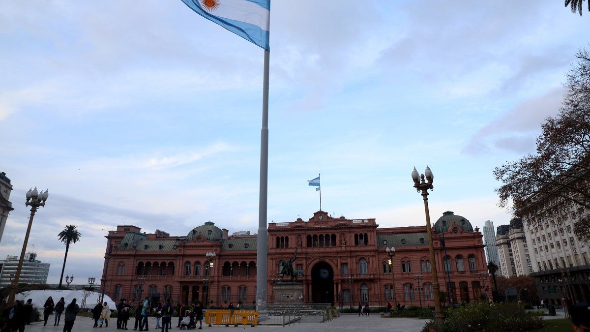 Gobierno oficializó la prohibición de contratar nuevos empleados en el Estado