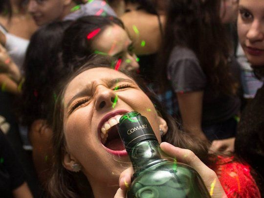 adolescente tomando.jpg