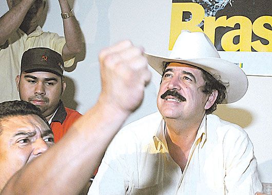 Manuel Zelaya maximizó ayer el contacto con los medios, mientras Tegucigalpa sigue paralizada.