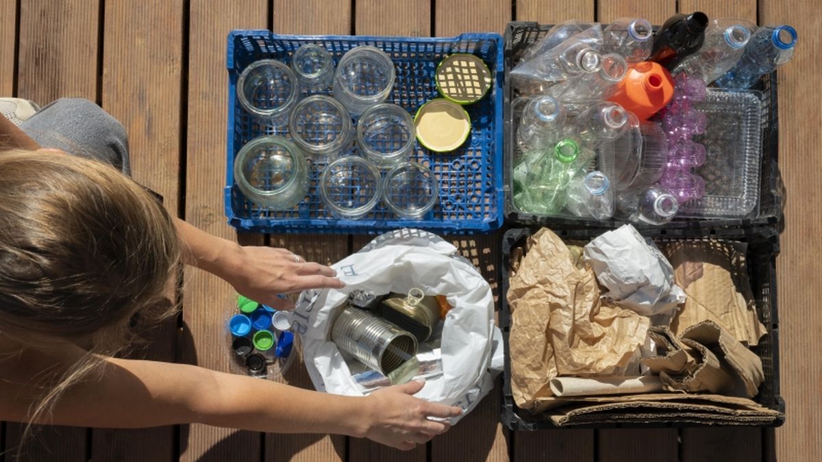 How to separate waste from garbage at home