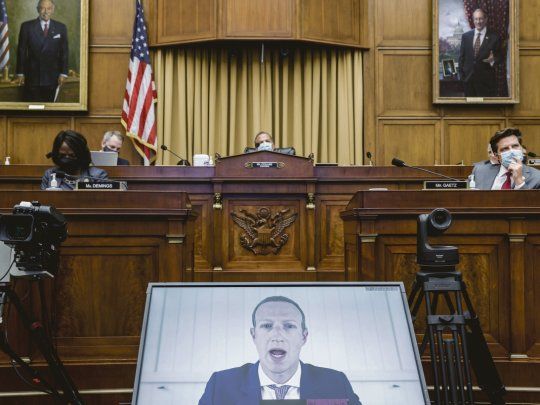 audiencia.&nbsp; El CEO de Facebook, Mark Zuckerberg, respondió a las preguntas de los representantes a través de una videoconferencia.&nbsp;