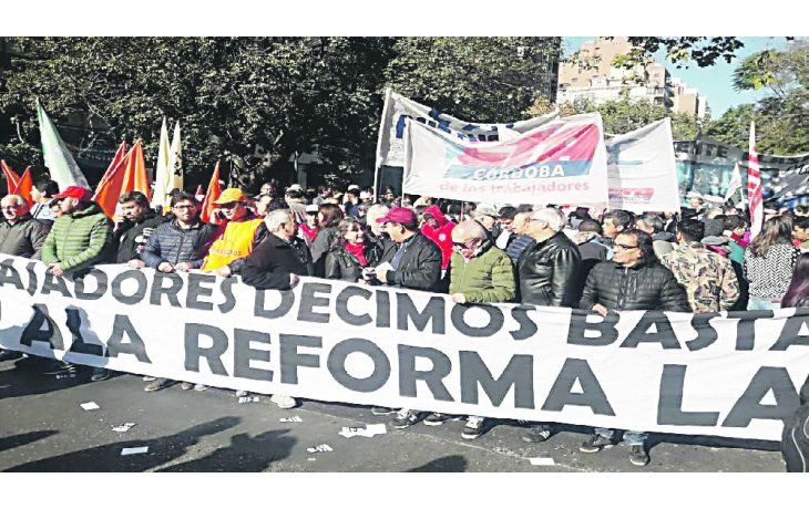 Postales. Las movilizaciones se replicaron en las capitales de todas las provincias, como en Córdoba. Con ese telón de fondo, varios gobernadores peronistas reclamaron al Presidente que “escuche a los más perjudicados”.