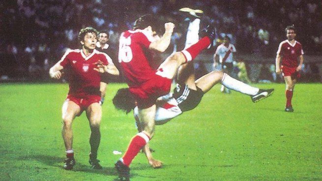 El gol histórico de Enzo Francescoli a Polonia, una chilena que quedaría grabada en la memoria de todos.