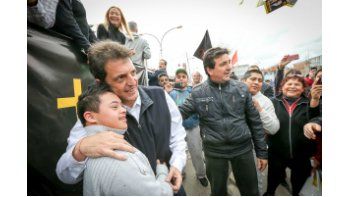 Massa en su recorrida por La Matanza.