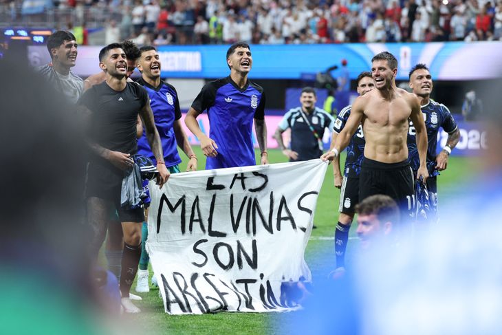 Javier Milei habló sobre la polémica por la bandera de la Selección argentina que incluía la imagen de las Islas Malvinas. Javier Milei habló sobre la polémica por la bandera de la Selección argentina que incluía la imagen de las Islas Malvinas.