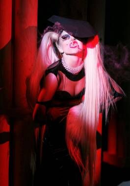 Lady Gaga llevó su excentricidad a París (foto 3)