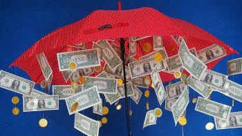 ámbito.com | Dólares Lluvia Paragua.jpg
