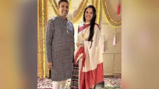 Bhavesh Bhandari y su esposa, quienes se despojaron de sus millones para convertirse en monjes jainistas.