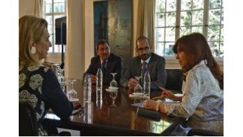 La presidente Cristina de Kirchner, acompañada por la ministra de Industria, Débora Giorgi, recibió en Olivos al presidente de Renault Argentina, Thierry Koskas.