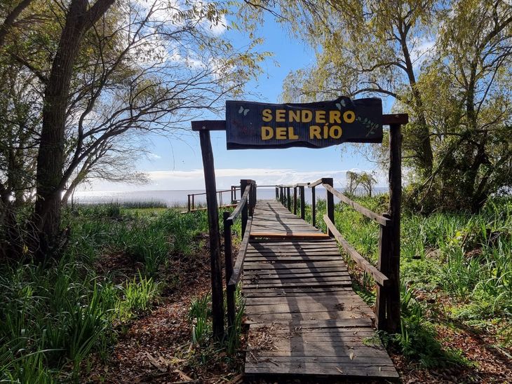Sendero que comunica al río de la Plata. Sendero que comunica al río de la Plata.