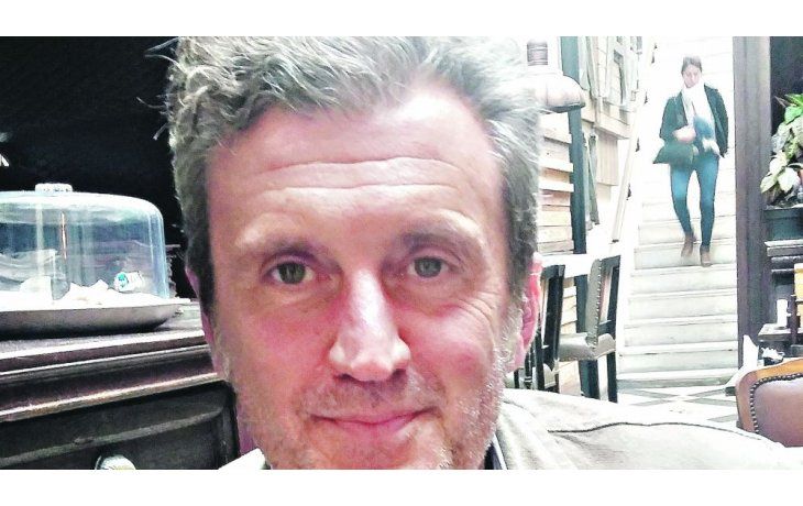 ámbito.com | Manzini. En italiano, las aventuras de Rocco Schiavone ya llevan seis libros y una miniserie de TV. El nuevo volumen en español es “Sol de mayo”.