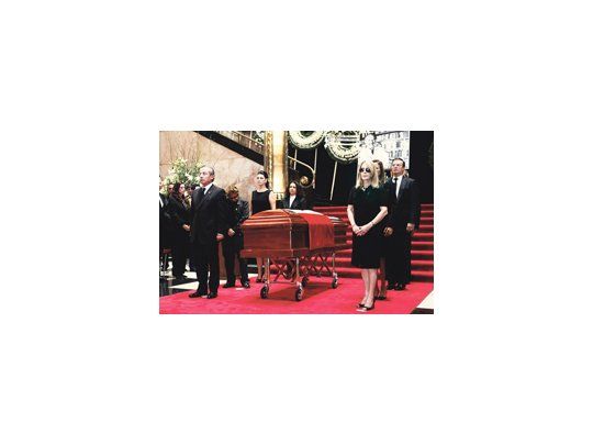 Las cenizas de Fuentes serán esparcidas en el cementerio de Montparnasse de París, donde reposan sus hijos Carlos y Natasha.
