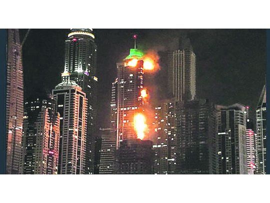 Fuego en un rascacielos de Dubái